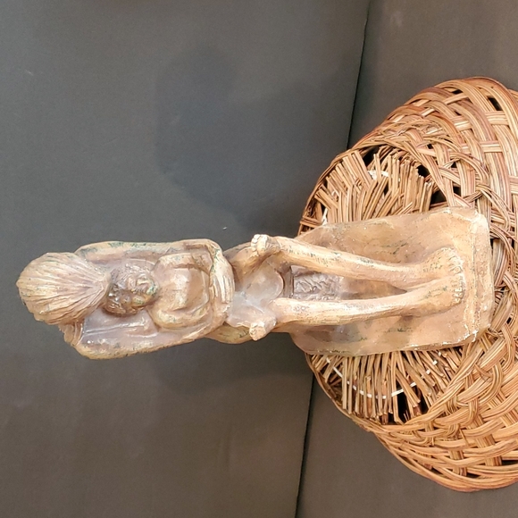 Statue of mother and child - Picture 2 of 8